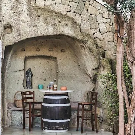 In Pietra Di Tufo Ischitana, Forio