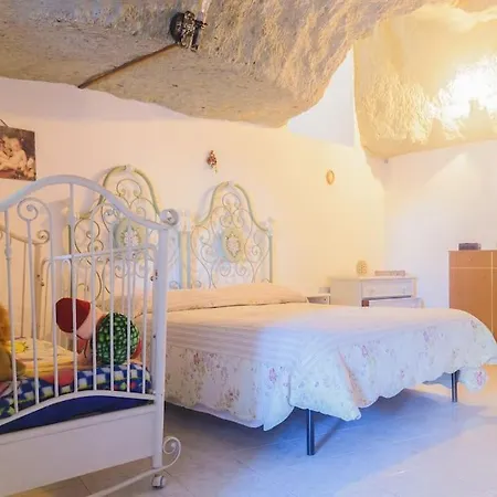 In Pietra Di Tufo Ischitana, Forio Forio (Isola d'Ischia)
